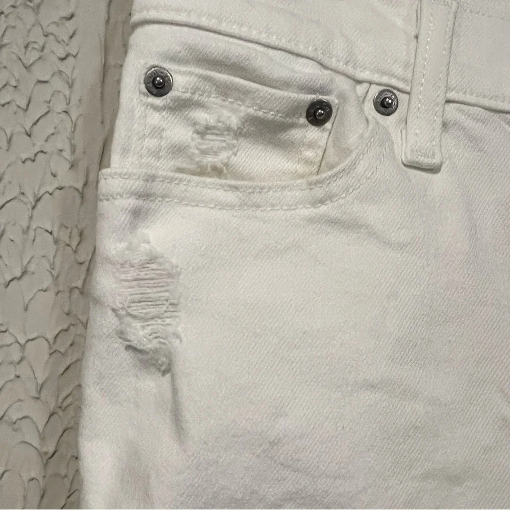 Levi’s Off White Denim distressed mid rise midi Shorts size 26